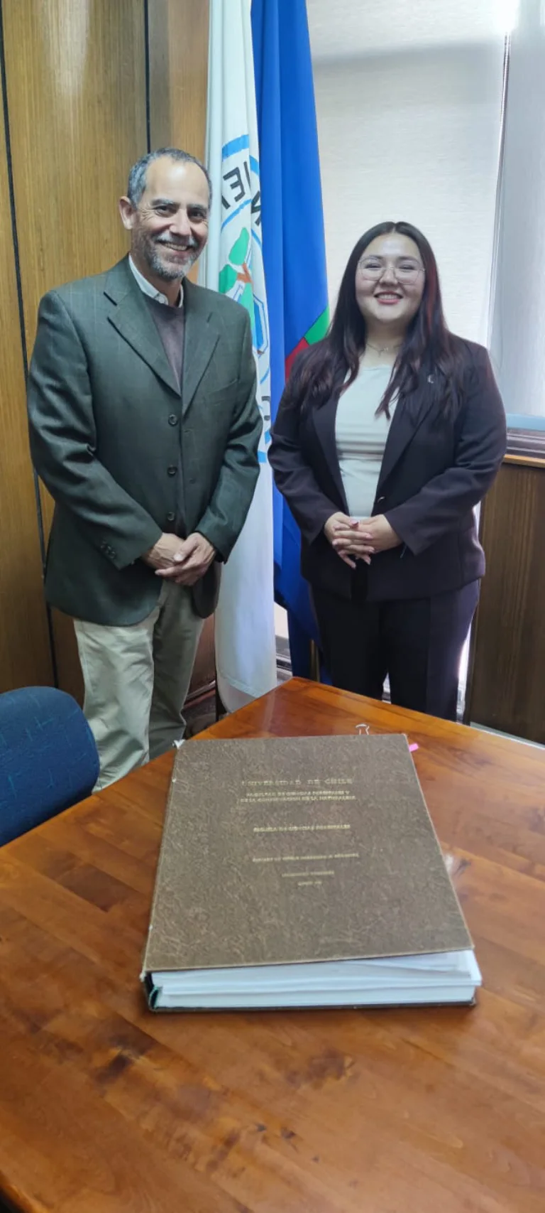 La titulada Bárbara González junto al académico y profesor guía, Prof. Álvaro Promis.